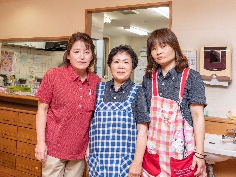 ーに接しているスタッフのみなさん。介護度が高くても、経験豊富な介助を安心して任せられる。