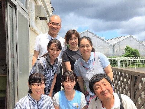 「ガーデンコート西船橋」スタッフ集合写真。皆様の安心かつ快適な生活は、私たちスタッフ一同にお任せください。