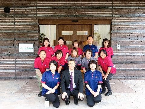 スタッフ集合写真。制服の色がわかれており、遠くからでも誰か識別しやすい。