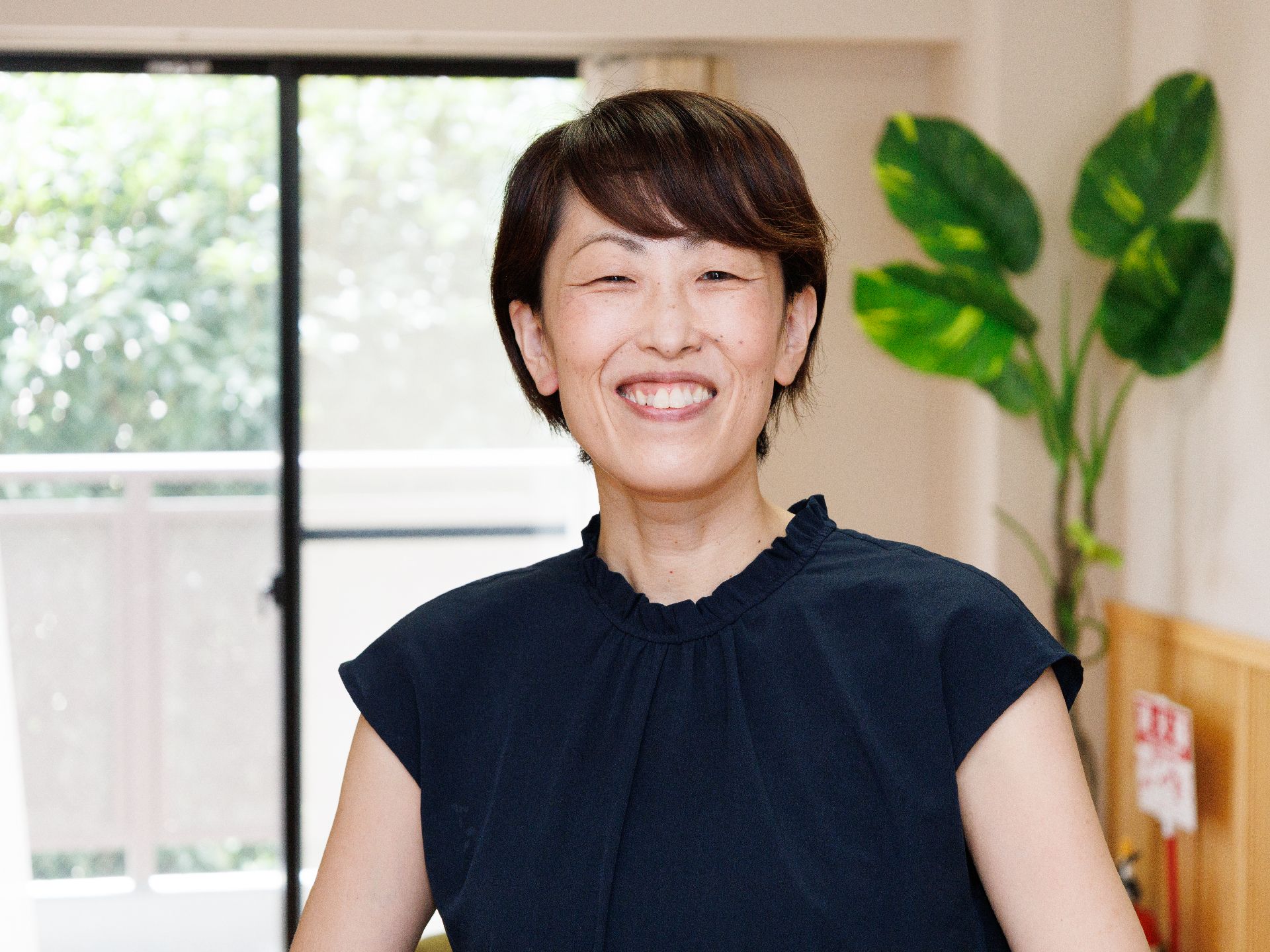 笑顔の女性従業員