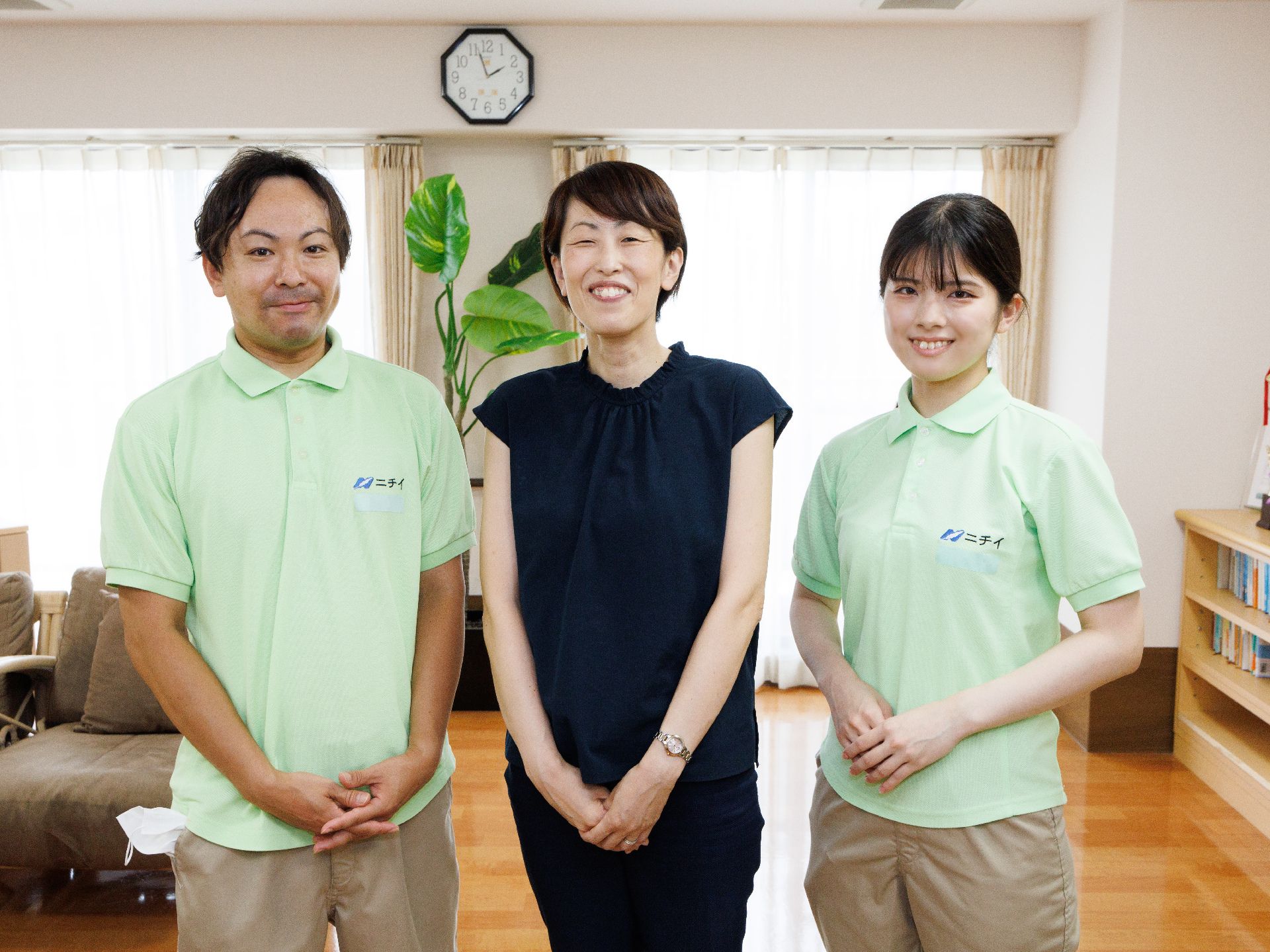 ３人並んで立っている従業員