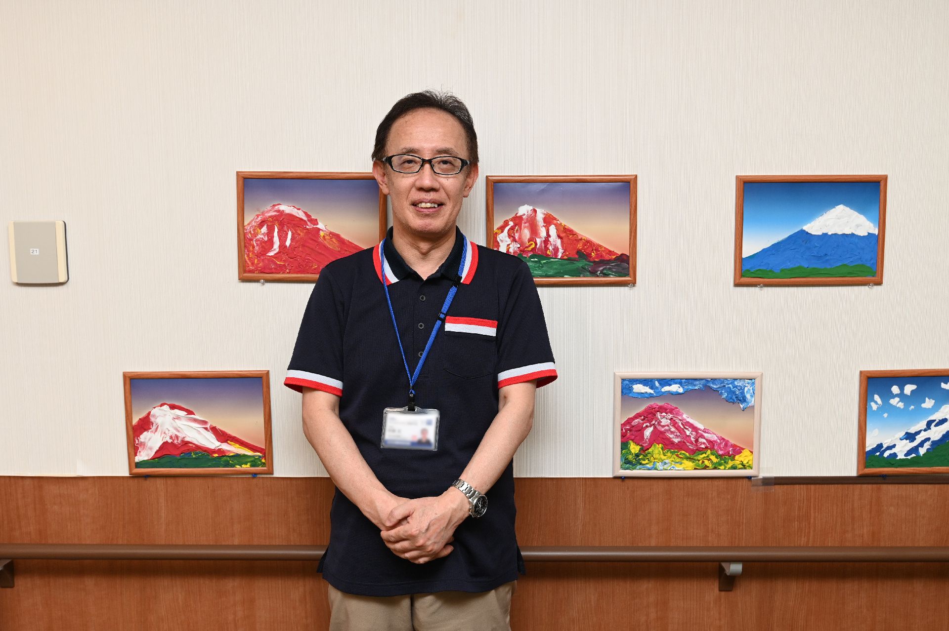 白い壁の前に立っている男性従業員
