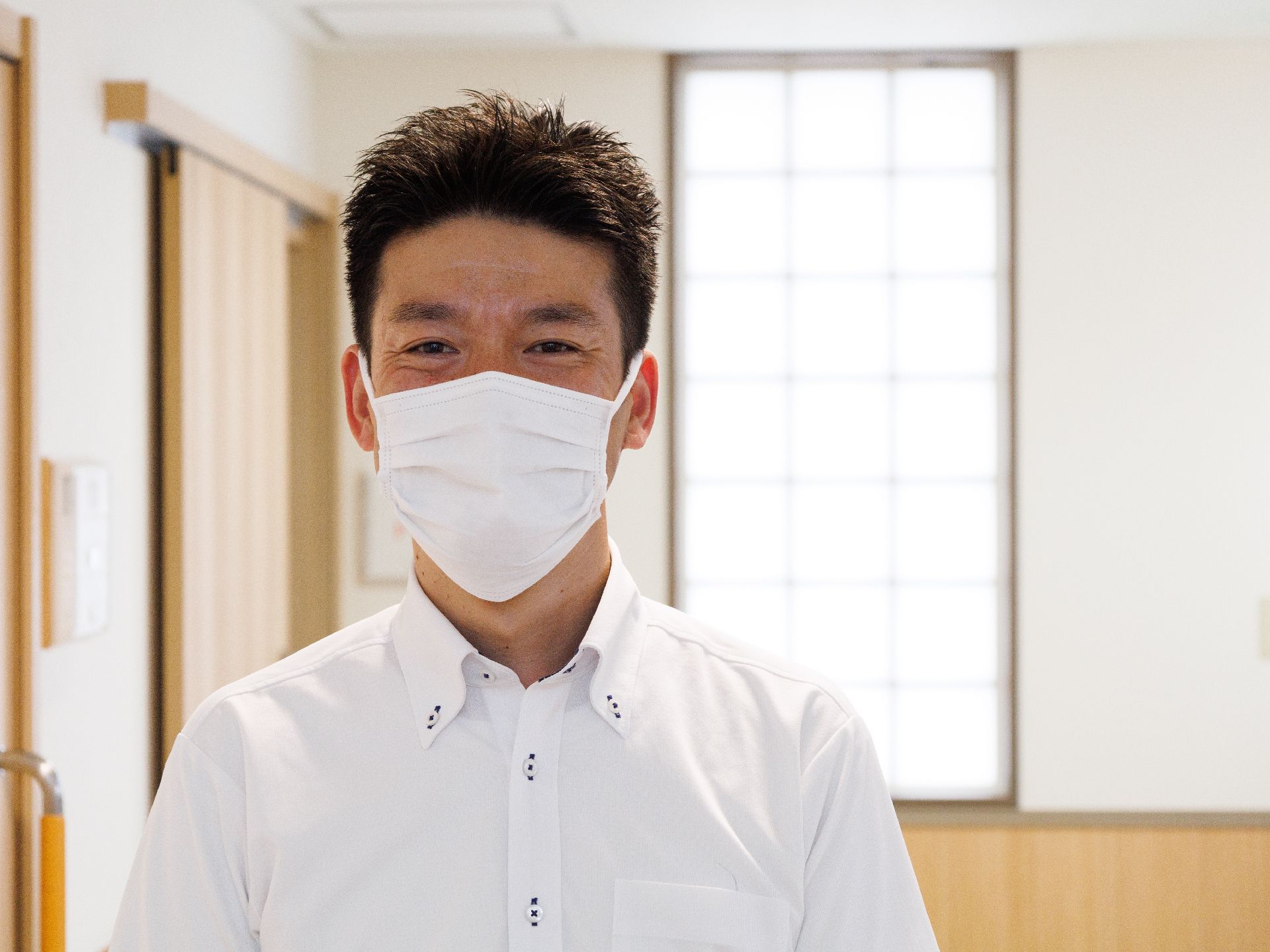 白いYシャツを着ている男性従業員