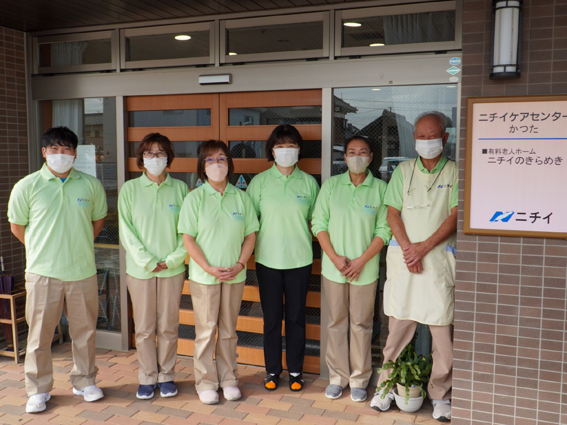 エントランスに並ぶ6人のスタッフ