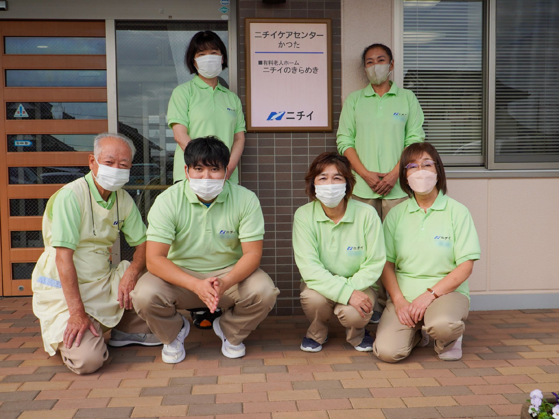 スタッフ6人の集合写真