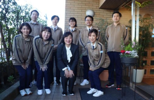 制服姿で集合したスタッフさん。