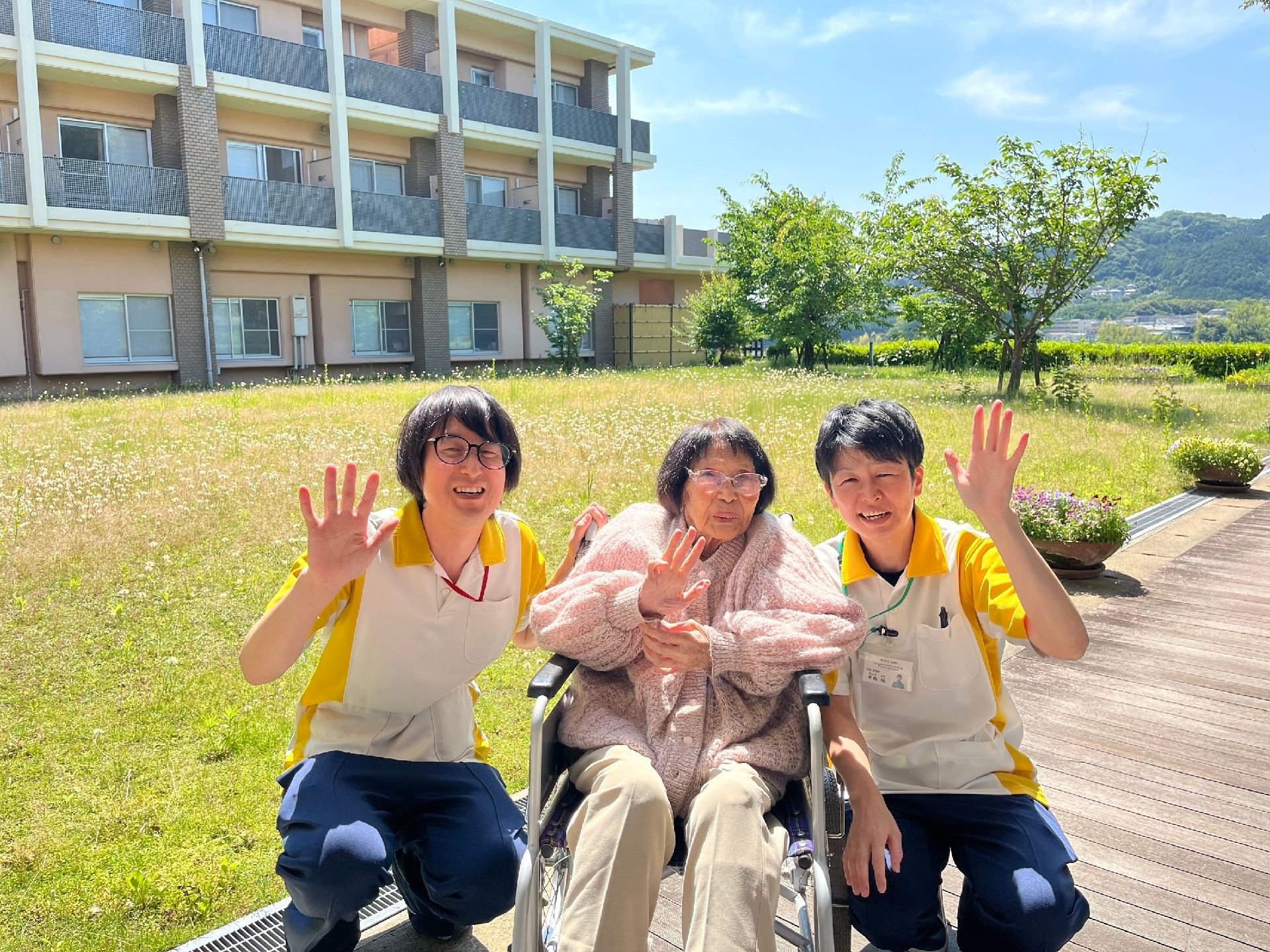 「ふくよかケアプラザ大平寺の森」スタッフ集合写真。皆様の安心かつ快適な生活を全力でサポートさせていただきます。