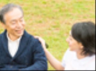 「ケアハウス 黎明の里」入居者様と看護士が仲良く会話をしている風景