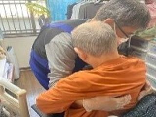 介助している写真