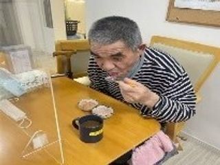 男性が食事をとっている