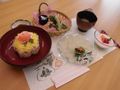 「パレス三荻野（サービス付高齢者向け住宅）」のひな祭り。季節のお食事も楽しめる。