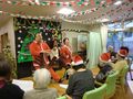 「ここから木田元宮」のクリスマス会。サンタに扮したスタッフが出し物を行う。