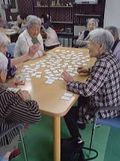 「エルダーホーム松戸」のかるた大会。かるたの競い合いがある。