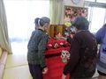 ひな人形を並べている様子