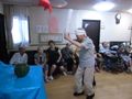 スイカ割りを楽しむ入居者様