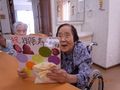 敬老の日にお祝いを受ける入居者様