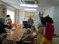 鬼に扮したスタッフを追い払う入居者様