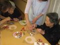 ひな祭りに備えて、ひな人形を作っている入居者様