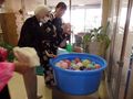 お祭りの縁日でヨーヨー釣りをする入居者様