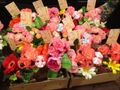 グラート大今里の敬老会。スタッフからの花束のプレゼント。