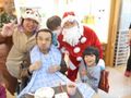 「サンリビングたいよう」のクリスマス会。サンタからのプレゼントもある。