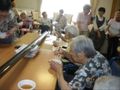 流しそう麺を食べる入居者様