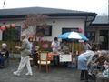 秋祭りにおいて、屋台が開かれている様子
