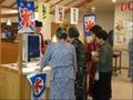 「アクティブライフ箕面」の夏祭り。食べ過ぎないよう、注意を払っている。