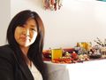 様々なひな人形とスタッフが並んでいる。