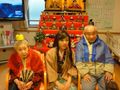 ひな祭り会。ひな人形の前で記念撮影