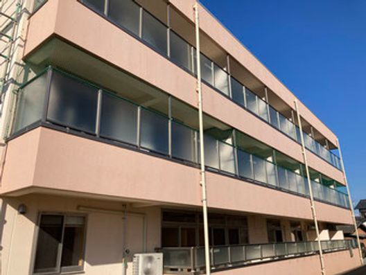 たくさんのご入居者様が住んでいる施設の外観です