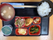 お盆にセットされた4品のおかずとご飯、お味噌汁とデザート