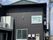 GH愛の鈴米原の看板がある茶色い外壁で三角屋根の2階建てサービス付き高齢者向け住宅
