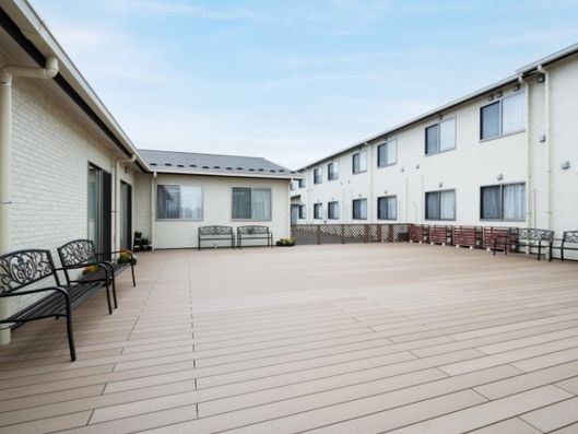 明るくて開放的なウッドデッキをご用意しております