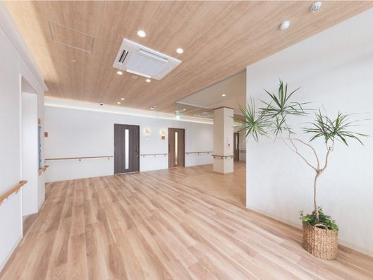 建物は全面バリアフリー対応で移動をスムーズにしています