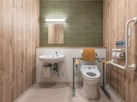 共用のトイレは車椅子の方も使いやすくしています