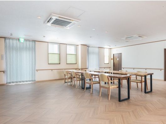 明るくて開放的な食堂にご入居者様が集合します