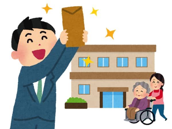 給料袋を手に喜ぶ男性介護職員