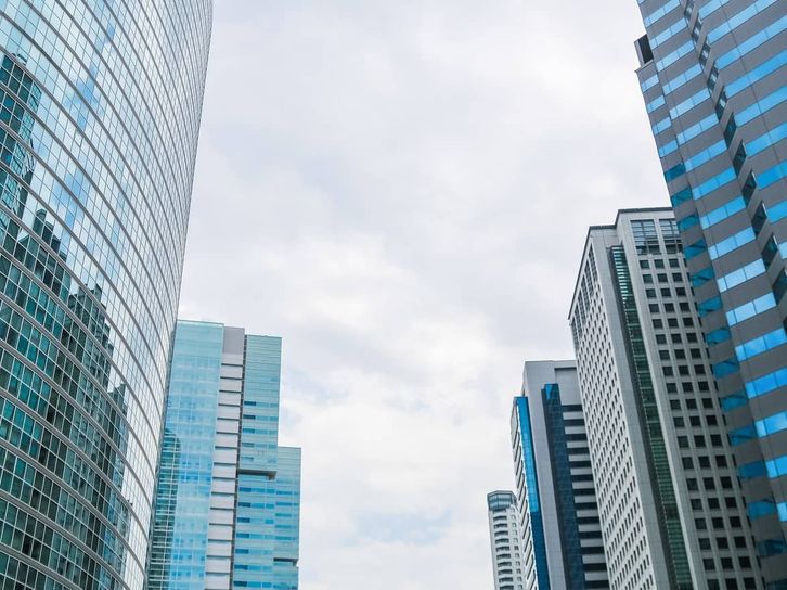 世界各国の10年以上同じ会社に務める人の割合