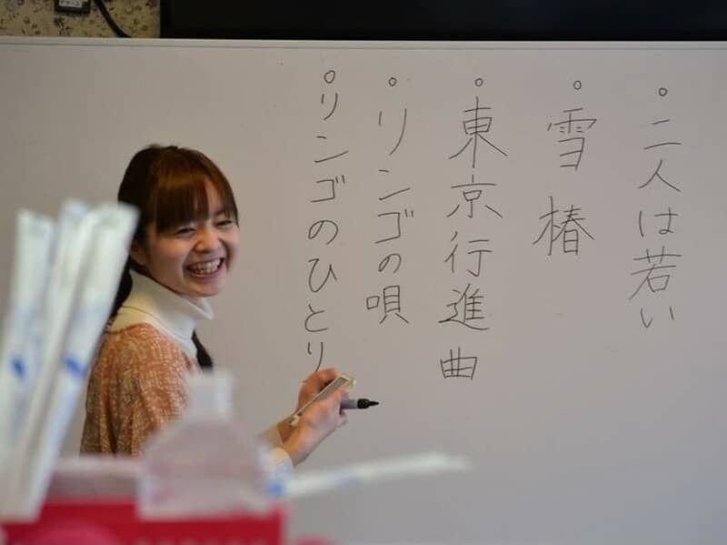 楽しいレクリエーションを想像するおばあちゃん