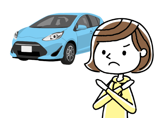 青い車の前で、腕でバツ印を作る若い女性