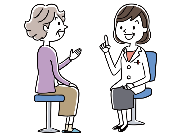 椅子に座って女性医師と話している高齢女性