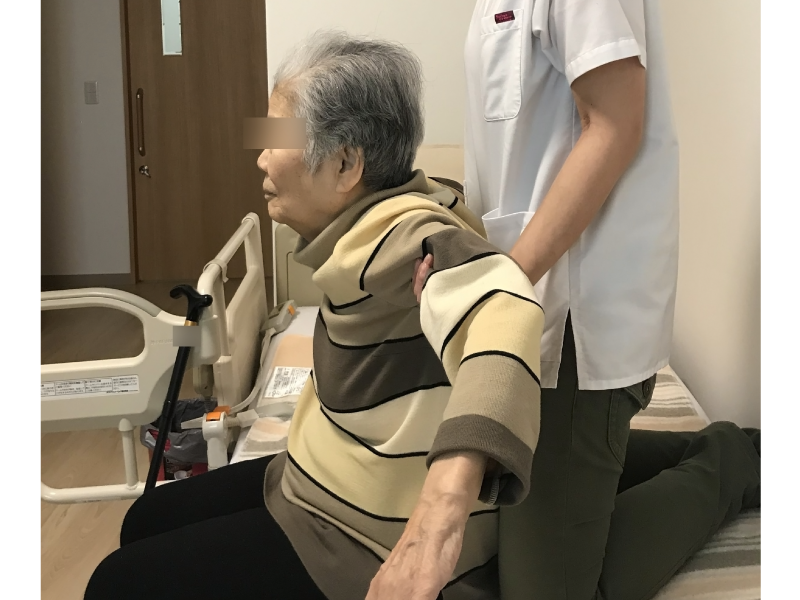 肩甲骨の内転をしている様子の写真