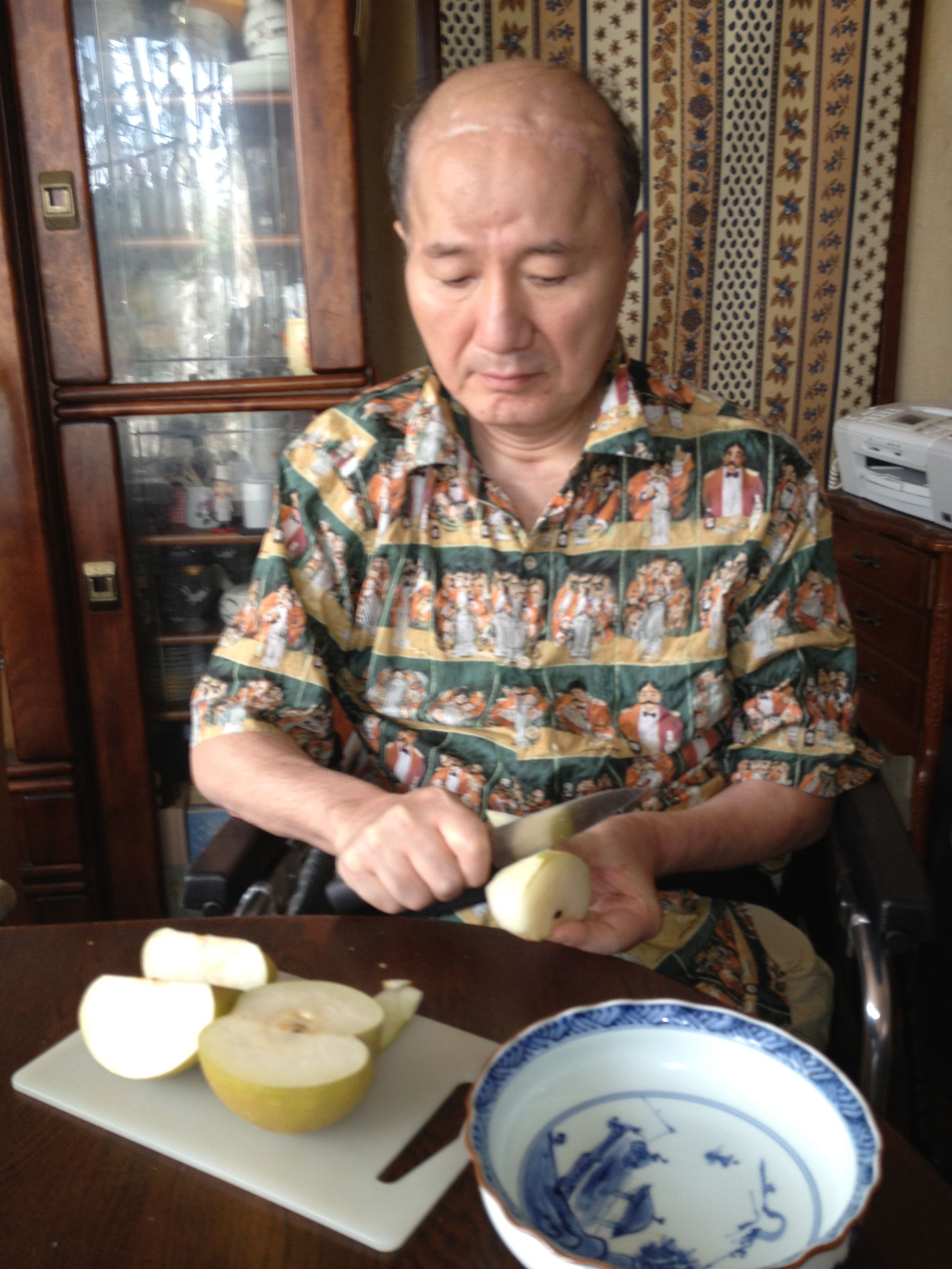 スパルタ・リハリビ生活の末、奇跡的に“梨”が剥けるまでに回復！