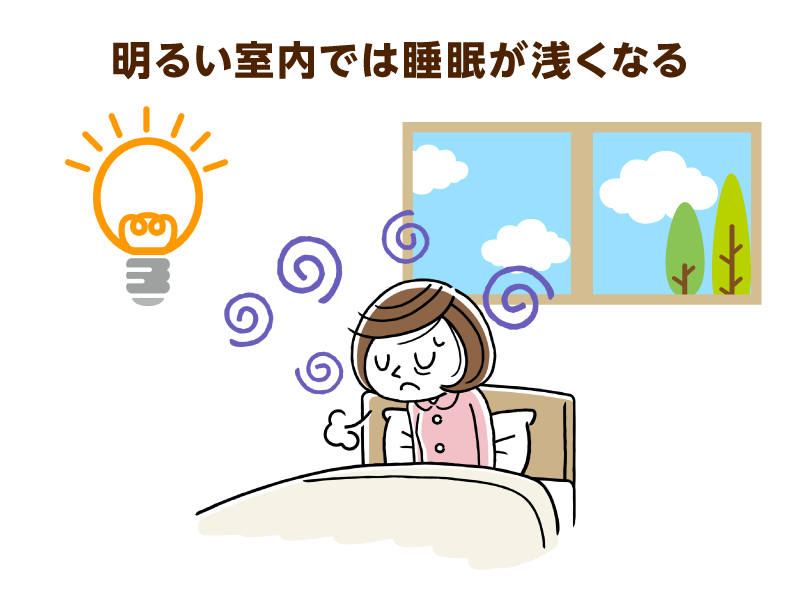 電球と昼の様子の窓とベッドの上で体調が悪そうな様子の若い女性