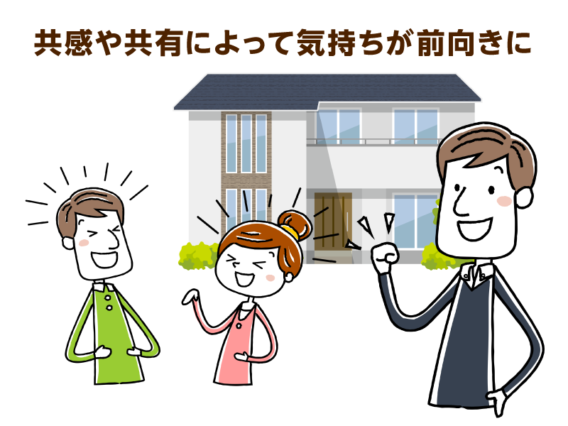 男性と笑う若者
