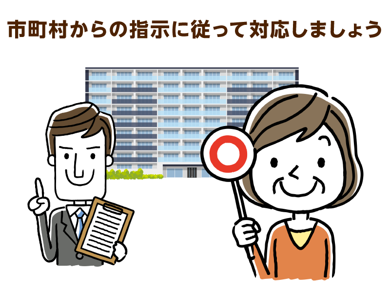 丸マークを持った高齢女性とスーツの男性