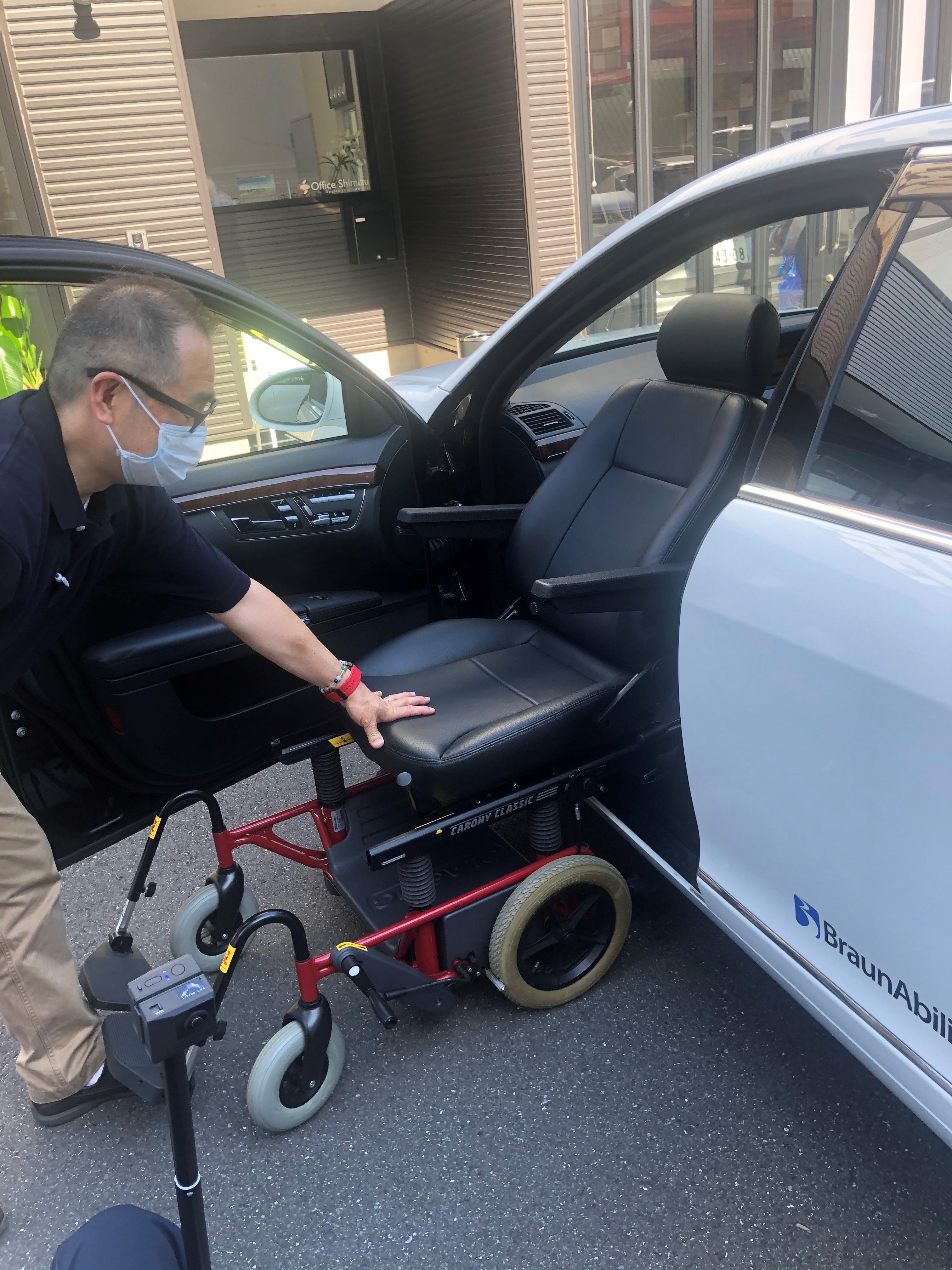 車椅子に変身する座席