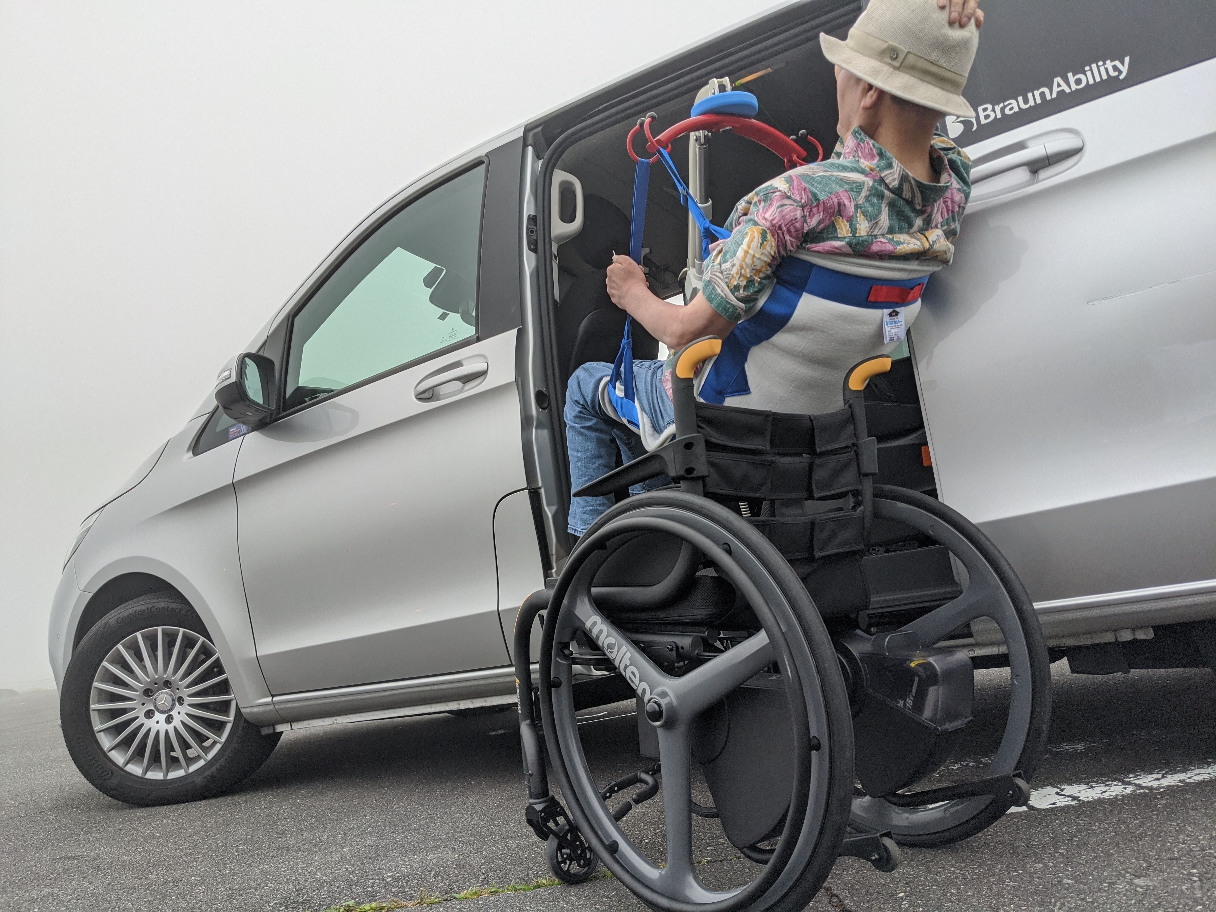 車に乗る神足さん