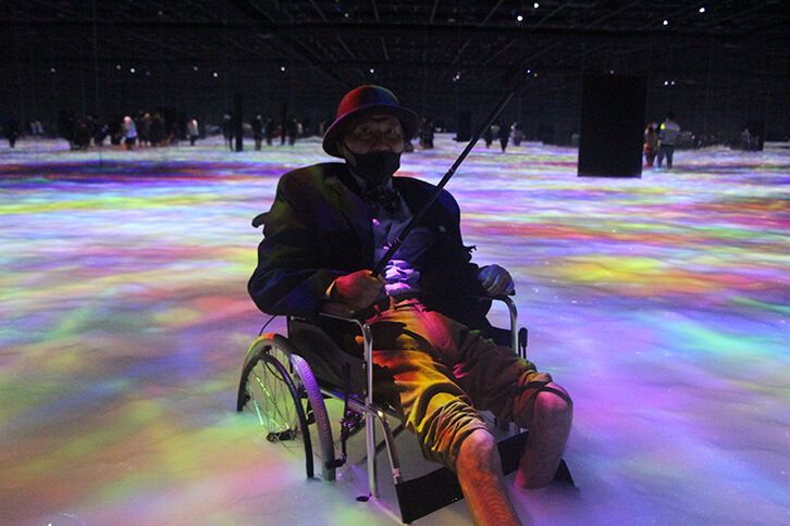 車椅子で水に浸かるコータリさん